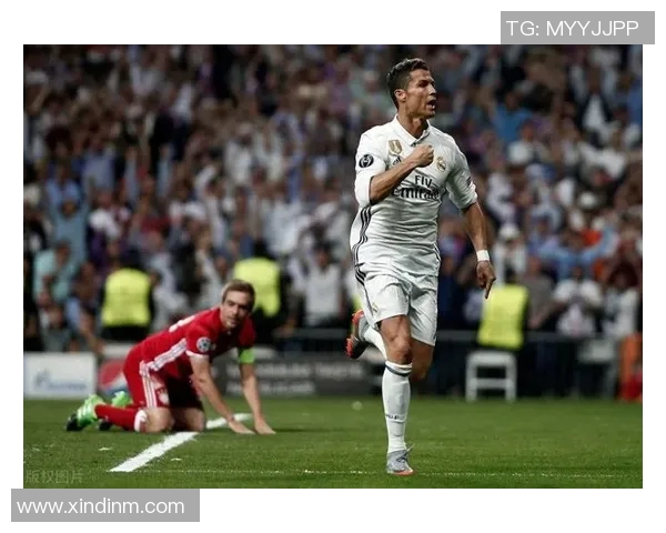 1213赛季皇马对阵曼联的经典对决回顾与精彩瞬间分析 1213赛季皇马对阵曼联的经典对决回顾与精彩瞬间分析